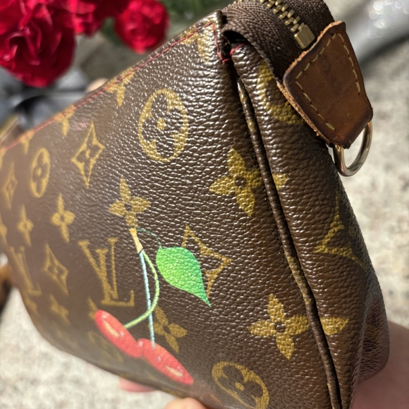 Louis Vuitton cherry pouchette - Picture 4 of 7